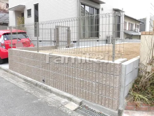 川西市 新築シンプル オープン外構 玄関まわり アプローチ 門柱 表札 ポスト 照明 植栽 カーポート 土間コンクリート 境界フェンス 勝手口門扉