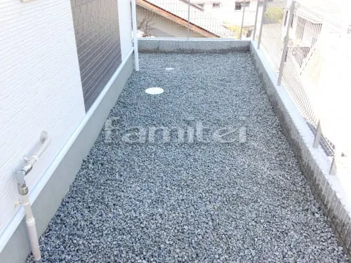 奈良市 エクステリア工事 ベランダ屋根 レギュラーテラス屋根 2階用 R型アール屋根 カーポート プライスポート 縦1.5台用(1台+延長 縦連棟) R型アール屋根 犬走り 防犯砂利敷き バラス砕石 防草シート加工