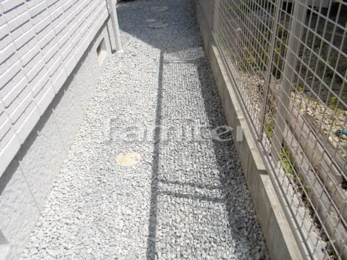 和泉市 リフォーム 人工木ウッドデッキ ルチアデッキ 雨除け屋根 LIXILリクシル スピーネ 1階用 F型フラット屋根 木製調目隠しフェンス塀 LIXILリクシル デザイナーズパーツ Dスクリーンユニット 横貼り 平板 角面材 TOEXトエックス 既存門柱 塗り替え 自転車置場 土間コンクリート 犬走り 防犯砂利敷き バラス砕石 防草シート加工