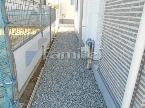木津川市 新築ナチュラル オープン外構 門柱 アプローチ　花壇 表札 照明 郵便受けポスト 手すり カーポート 土間コンクリート 目隠しフェンス 土留め化粧ブロック 境界フェンス テラス屋根 タイルデッキ シンボルツリー 砂利