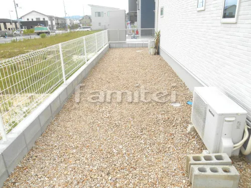 木津川市 新築ナチュラル オープン外構 玄関まわり 門柱 照明 表札 ポスト アプローチ 花壇 土間コンクリート フェンス 自転車バイク屋根 洗濯物干し屋根 砂利