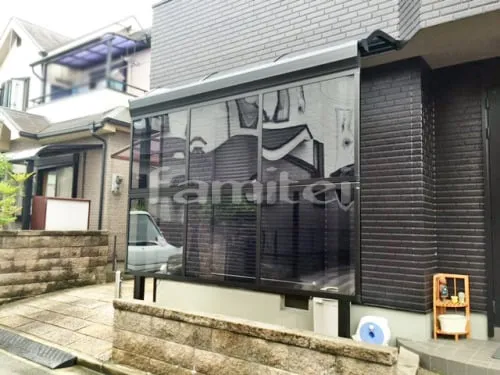 羽曳野市 エクステリア工事 雨除け屋根 レギュラーテラス屋根 1階用 R型アール屋根 目隠しパネル(前面)2段