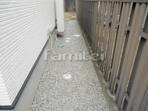生駒市 新築シンプル オープン外構 玄関まわり 門柱 照明 ポスト 植栽 アプローチ カーポート 土間コンクリート 車止め 洗濯干し屋根 犬走り 防犯砂利敷き バラス砕石