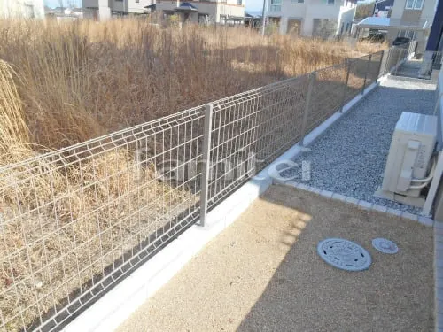 木津川市 新築ベーシック 高台オープン外構 門柱 アプローチ階段 手すり カーポート 土間コンクリート 植栽 花壇 フェンス 犬走り 防犯砂利敷き バラス砕石