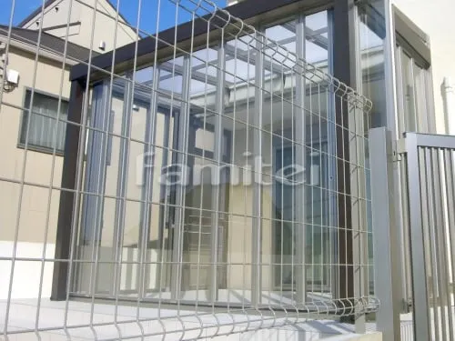神戸市須磨区 庭工事 木製調ガーデンルーム LIXILリクシル ジーマ サンルーム F型フラット屋根 タイルデッキ マルモアート300角 MA-11 内部日除け 収納網戸 グレーチング 勝手口門扉 境界フェンス塀