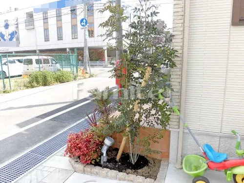 西宮市 新築ナチュラル オープン外構 玄関まわり 門柱 ポスト 花壇 植栽 土間コンクリート 境界フェンス塀 立水栓