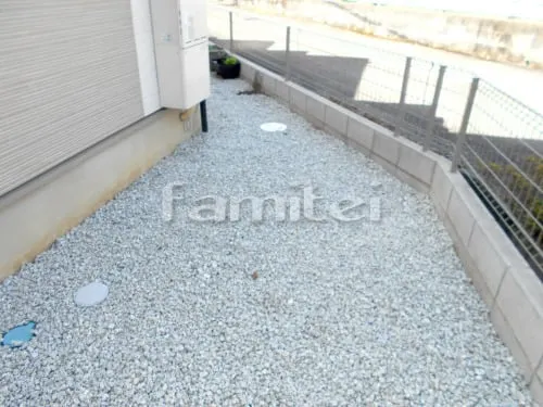 奈良市 リフォーム部分工事 カーポート YKKAP レイナポートグラン 1台用(単棟) R型アール屋根 お庭 本物そっくり人工芝 防草シート加工 犬走り 防犯砂利敷き バラス砕石 防草シート加工 見切り石 ピンコロ石