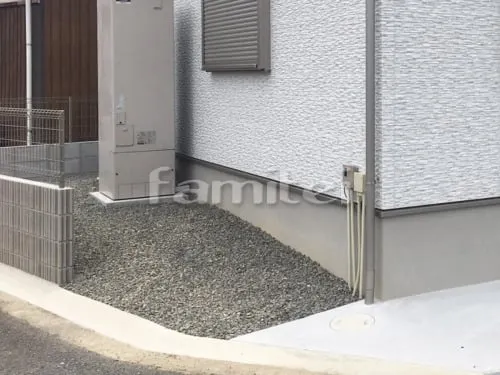 和歌山市 新築シンプル オープン外構 モダン門柱 千陶彩 乱形石 ガラスブロック200角 木製調デザインアルミ角柱 プランパーツ 角材 郵便受けポスト ユニソン コラーナ15 照明 ピンコロ石花壇 カーポート ネスカF1台 雨除け屋根 スピーネ1階 特殊加工 斜めカット 駐車場ガレージ床 土間コンクリート 化粧砂利目地 犬走り 防犯砂利敷き バラス砕石 防草シート加工
