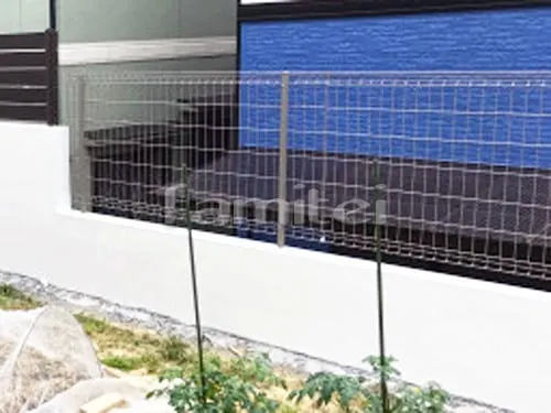北葛城郡広陵町 新築シンプル オープン外構 門柱 塗り壁 エスケー化研 ベルアート塗装 表札 YKKインターホンカバーユニットC規格型 郵便受けポスト G3型 木製調デザインアルミ角柱 プランパーツ 玄関アプローチ階段 床タイル貼り グレイスランド 駐車場ガレージ床 土間コンクリート バラス砕石目地 土留め 目隠しフェンス塀 F&F マイティフェンス 境界フェンス塀 LIXILハイグリッドフェンス