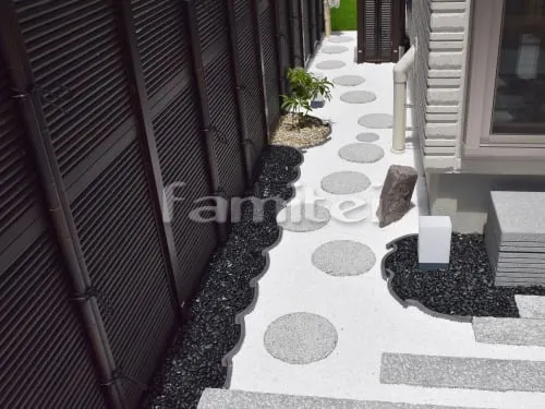 箕面市 外構工事 シンボルツリー イロハモミジ 落葉樹 植栽 石柱 灯篭 支給品取付 飛び石 板石 和風目隠し人工竹垣 三協アルミ 樹脂竹垣 紗更
