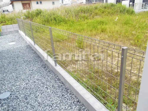 木津川市 リフォームナチュラル オープン外構 ガラス表札 塗り壁 アルミ笠木 木製調デザインアルミ角柱 ピンコロ石花壇 シンボルツリー 境界フェンス塀 人工木材ウッドデッキ 本物そっくり人工芝 土留め