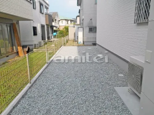 木津川市 新築ナチュラル オープン外構 機能門柱 YKKAP ルシアスポストユニット 玄関アプローチ 床石貼り 乱形石 石英岩 見切り石 ピンコロ石 ビシャン サビミカゲ 土留め化粧ブロック ユニソン ステラシリーズ リゲル リネアベージュ カーポート  レイナポート横2台 駐車場ガレージ床 土間コンクリート 伸縮目地 犬走り 防犯砂利敷き バラス砕石 防草シート加工