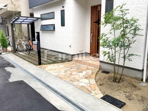 大阪市福島区 新築ナチュラル オープン外構 アプローチ ベランダ屋根 植栽 サイクルポート 枕木