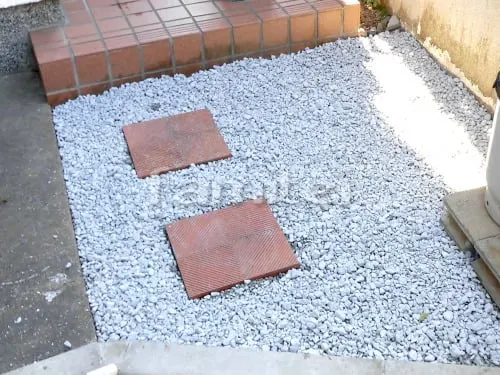 和歌山市 お庭リフォーム 化粧砂利 植栽撤去 境界フェンス塀 LIXILリクシル ハイグリッドフェンスUF8型 コンクリートブロック 玄関前 防犯砂利敷き バラス砕石 防草シート加工