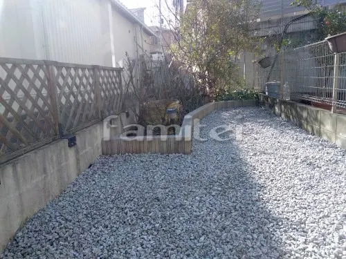 香芝市 お庭リフォーム外構 ガーデンルーム YKKAP サンフィール3 F型フラット屋根 リウッド納まり テラス囲い サンルーム お庭 防犯砂利敷き バラス砕石 防草シート加工