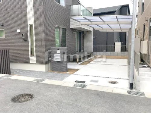 香芝市 新築シンプル オープン外構 駐車場ガレージ床 土間コンクリート ピンコロ石目地 木製調デザインアルミ角柱 LIXILリクシル 枕木材70角  角材