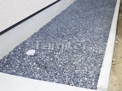 交野市 新築ベーシック オープン外構 門柱 玄関アプローチ 床タイルカーポート 雨除け屋根 タイルデッキ 目隠しフェンス塀 芝生 犬走り