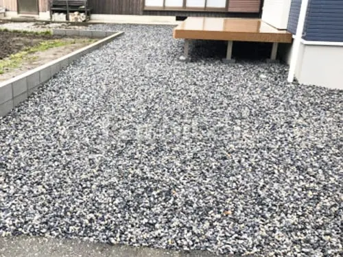 愛知郡愛荘町 新築オープン外構 人工木ウッドデッキ ベランダ屋根 お庭砂利敷き