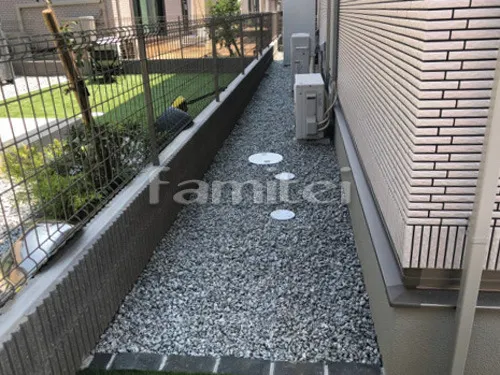 木津川市 お庭のリフォーム　お庭のタイル LIXILリクシル マルモアート300角 MA-11 お庭 人工芝 防草シート加工 犬走り 防犯砂利敷き バラス砕石