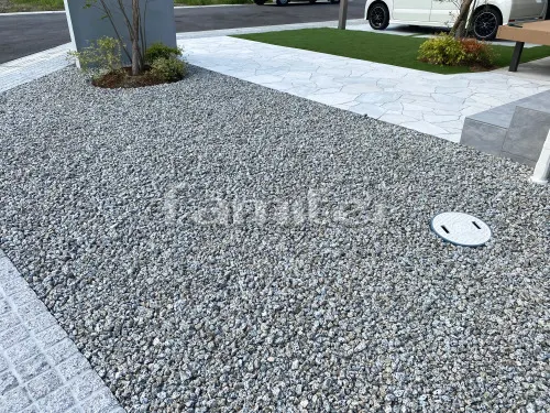 斑鳩町 新築ナチュラル オープン外構 玄関アプローチ 乱形石 人工芝 防草シート加工 カーポート LIXIL ネスカF 横2台 駐車場ガレージ床 土間コンクリート ウッドデッキ 土間コンクリート 犬走り バラス砕石 防草シート