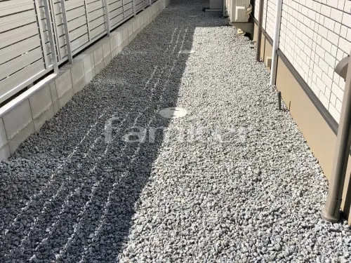 香芝市 新築シンプル クローズ外構 門柱 郵便受けポスト 玄関門扉 土間コンクリート 信濃石 植栽 ピンコロ石花壇 下草 低木 シンボルツリー 土間コンクリート オーバードア デザインアルミ角柱 サイクルポート 人工芝 防草シート加工 メッシュフェンス バラス敷き 防草シート加工 犬走り 防犯砂利 バラス敷き 防草シート加工 目隠しフェンス塀