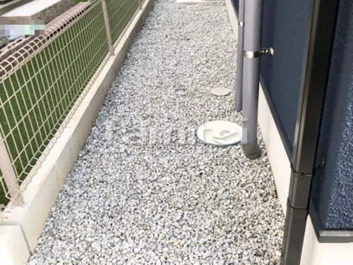木津川市 新築シンプル オープン外構 駐車場ガレージ床 土間コンクリート 立水栓 ユニソン スプレスタンド 蛇口2個 OnlyOneオンリーワン キャロルパン 水受け皿(パン) 犬走り 防犯砂利敷き バラス砕石 防草シート加工
