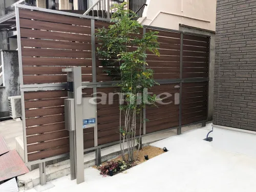 寝屋川市 エクステリア工事 カーポート LIXILリクシル ネスカF 1台用(単棟) F型フラット屋根 屋根材 熱線遮断ポリカーボネート クリアマットＳ 境界フェンス塀 木製調AB YS3型 2段柱 60角 本体色 クリエモカ シャイングレー