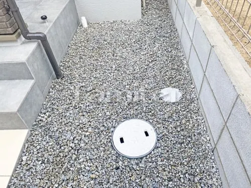 橿原市 新築シンプル オープン外構 塗り壁門柱 アルミ笠木 郵便受けポスト 表札灯ライト照明 木製調デザインアルミ角柱 玄関アプローチ サイクルポート 土間コンクリート 雨除け屋根 ウッドデッキ 人工芝 境界フェンス塀 バラス砕石