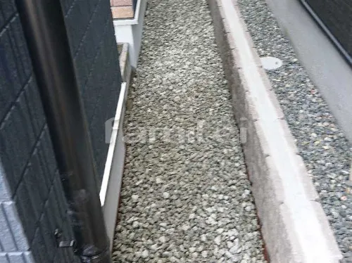 西宮市 新築ベーシック オープン外構 玄関アプローチ階段 CBブロック積み 土間コンクリート マサ土 化粧砂利敷き 玄関エントランスライト照明 見切り材 ベランダ屋根 バラス砕石 防草シート加工