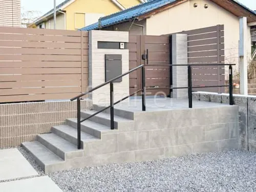 大津市 新築シンプル セミクローズ外構