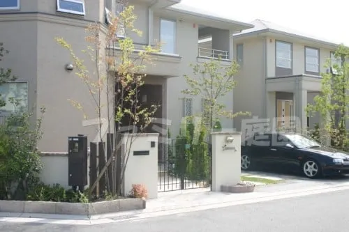 芦屋市　門まわり　門柱　門扉　洋風　車庫スペース　アプローチ