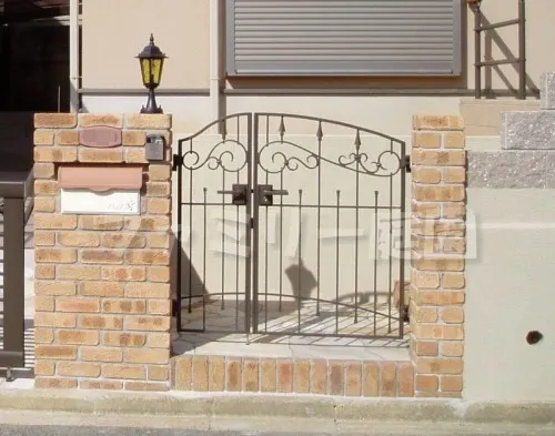 橿原市　クローズ外構　砂利敷き　目隠しパネル　門まわり　門扉