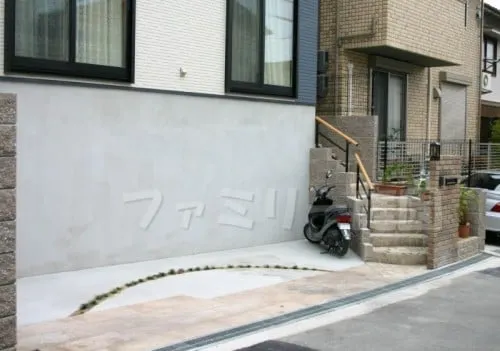 高槻市　オープン外構　洋風　アプローチ　階段　門まわり　レンガ門柱　