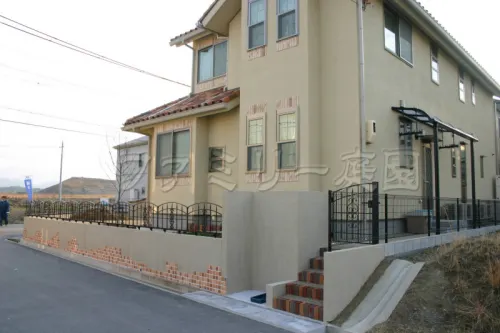 和泉市　南欧風　レンガ立水栓　門柱　フェンス　階段　排水処理