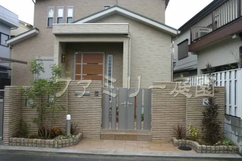 堺市　クローズ外構　タイル門柱　跳ね上げガレージ門扉　洋風坪庭