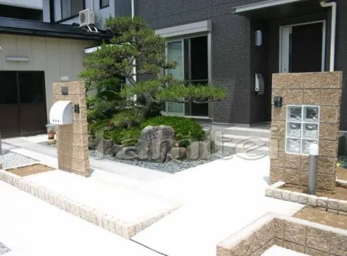 生駒郡三郷町　オープン外構　テラス屋根1F　ブロック門柱　和風　