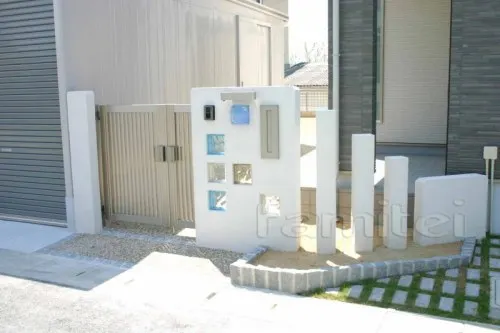 天理市　クローズ/シンプル外構　車庫ガレージ：シャッター　ガラスブロック門柱