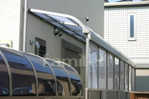 新築外構　セミクローズ　ガラスブロック塀　ベランダ屋根　目隠しサイドパネル