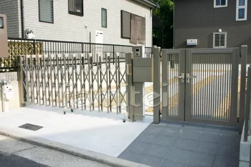 交野市　クローズ外構・シンプル　伸縮ゲート：TOEXアルシャイン