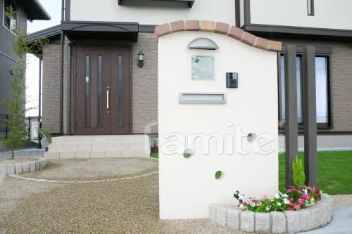 彦根市　オープン外構　南欧風門柱×角柱