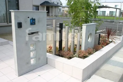 新築オープン・シンプル外構工事　ガラスブロック塀　ウッドデッキ　ベランダ屋根