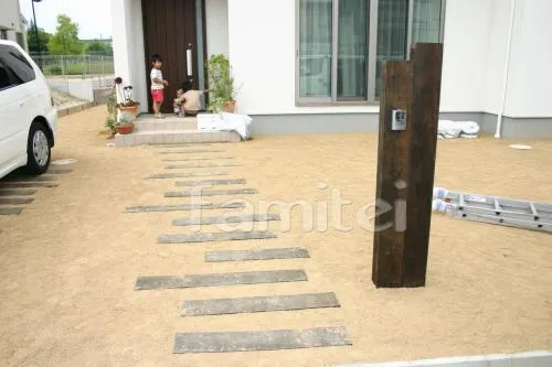 枕木を使った、オープン外構　機能門柱　アプローチ