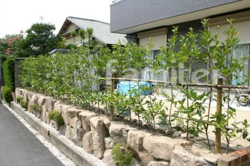 レンガのクローズ外構　UD手すり　カーポート　生垣　車庫ゲート