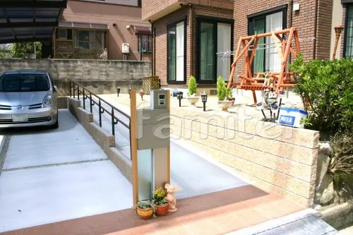 豊能町 新築オープン・洋風外構　スロープアプローチ　カーポート縦２台　機能門柱