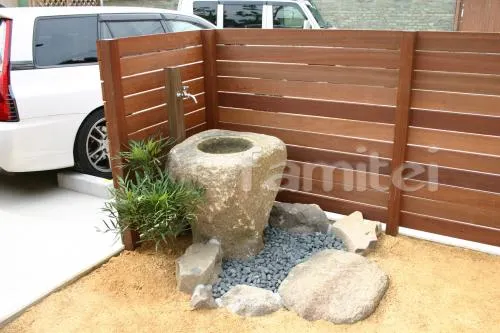 セミクローズ外構　ナチュラル外構　木製フェンス　マリンランプ