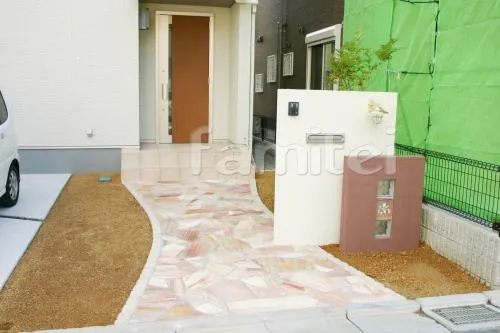 オープン・洋風外構　ガラスブロック門柱　アプローチ乱形石貼り