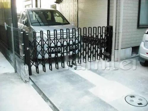 車庫リフォーム　伸縮ゲート工事：レイオス１型（YKKap）