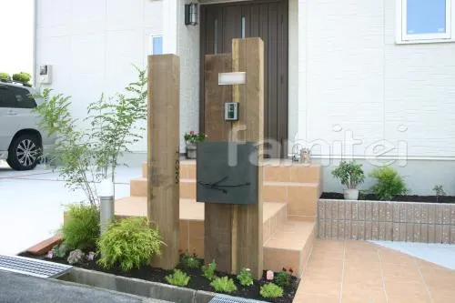 川西市 洋風・オープン外構　枕木門柱　ロックガーデン　ウッドデッキ