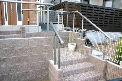 川西市のレンガ造りの洋風外構　カーポート　門柱　UD手すり