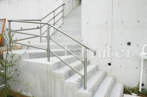 宝塚市の高台オープン外構　ガラスブロック門柱 船舶窓　